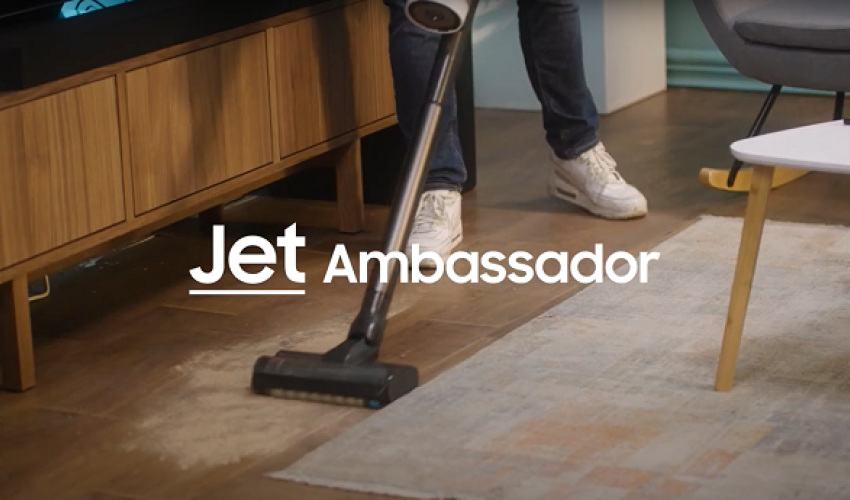 Servisni inženjeri dodaju završni dodir popravcima u domovima korisnika, s Bespoke Jet usisavačem i projektom CS ambasador