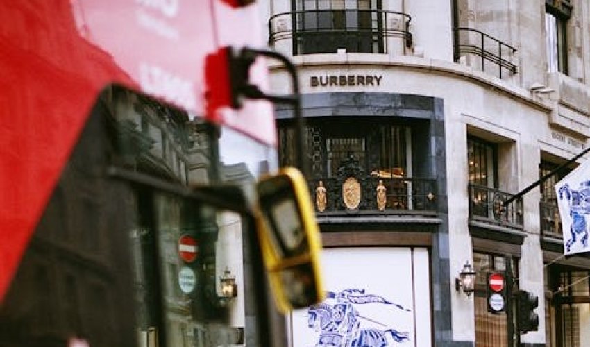 Moncler razmatra ponudu za preuzimanje Burberryja