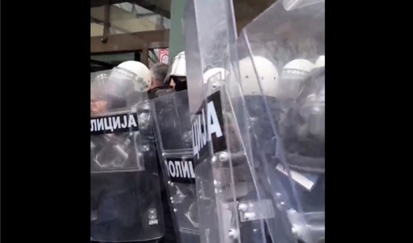 Drugi dan blokade u Novom Sadu: U gužvi na blokadi policajcu ispao pištolj (VIDEO)