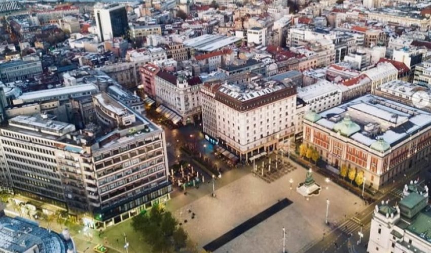 Crni flor u dimenzijama novosadske nadstrešnice osvanuo u Beogradu