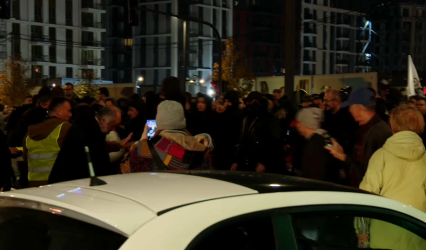 Vučićevi batinaši napali građane na prosvjedu u Beogradu (VIDEO)