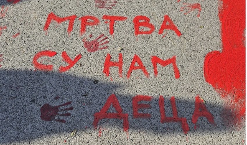 Novi protest u Novom Sadu: Crvena boja na Trgu slobode