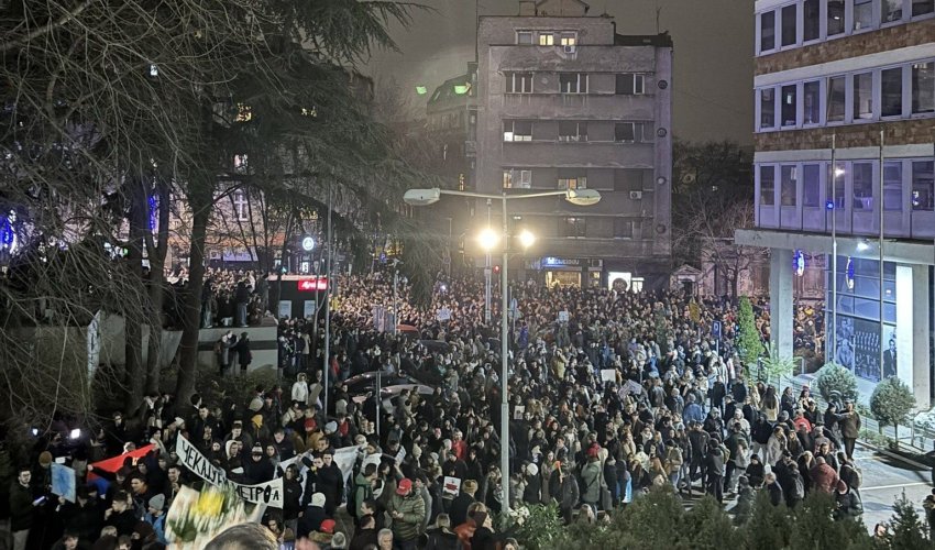 Studenti ispred RTS-a: Ostavljamo vreće para, vratite ih predsjedniku