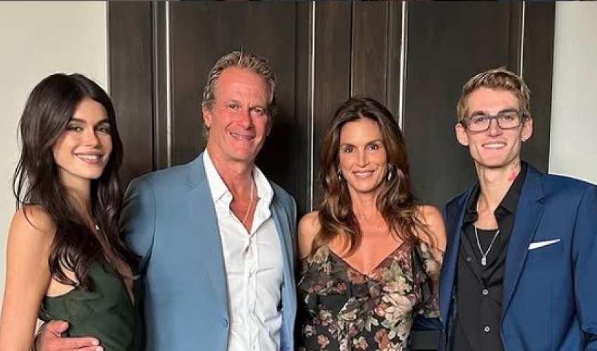 Cindy Crawford u društvu supruga uplesala u blagdansku sezonu (VIDEO)