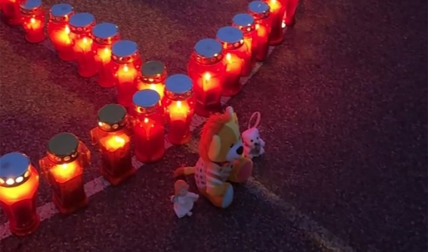 Građani se okupljaju pred školom u Prečkom: Pale svijeće i ostavljaju dirljive poruke