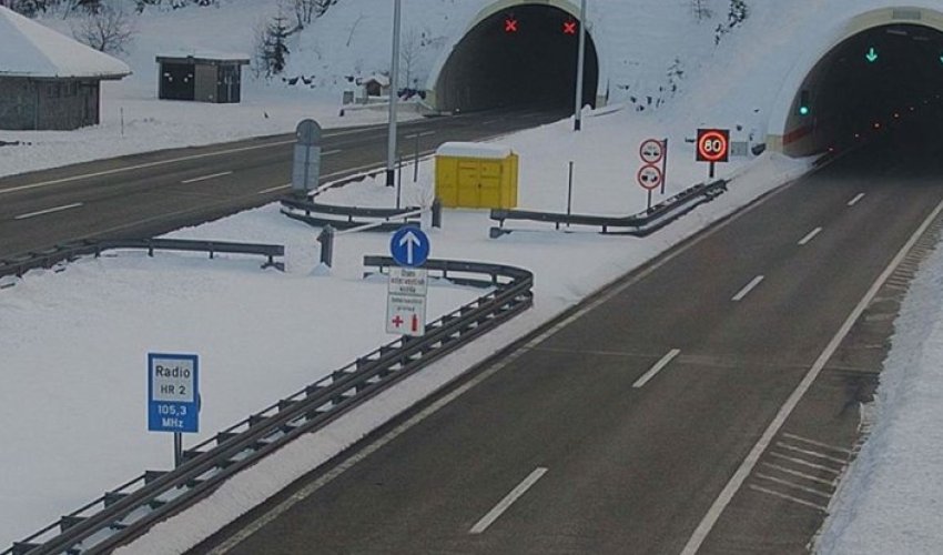 Zbog olujnog vjetra i snijega zatvoren niz cesta