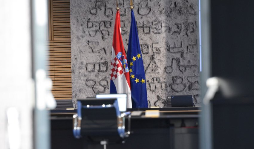 Vlada donijela odluku, evo koliko rastu plaće u državnim i javnim službama