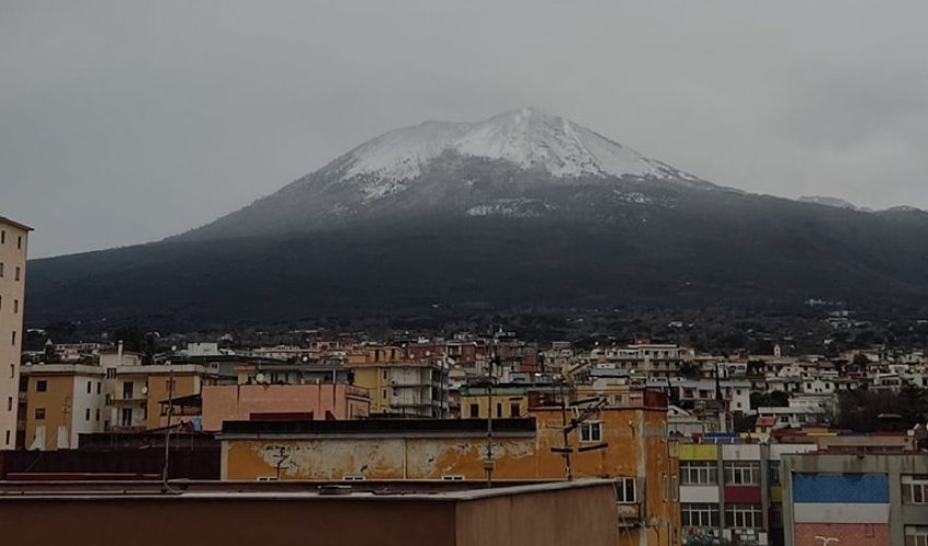 Pao snijeg na jugu Italije, zabijelio se i Vezuv