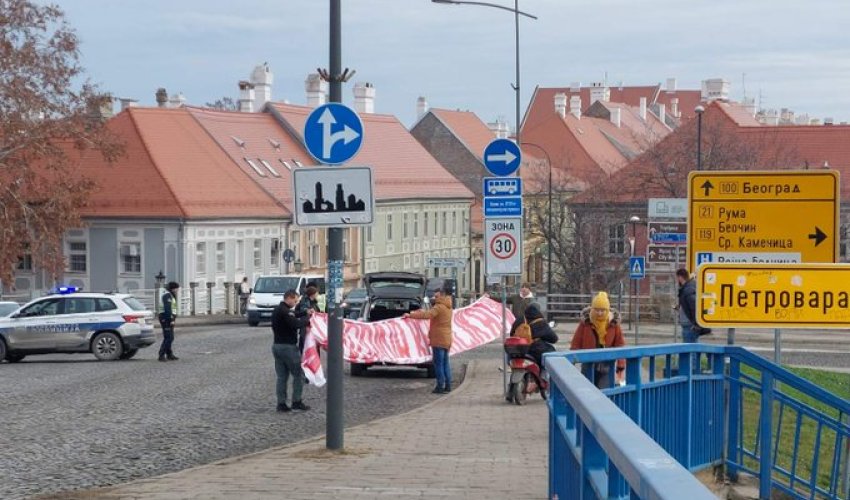 Vučićevi aktivisti u Novom Sadu postavili transparent za odcjepljenje Vojvodine
