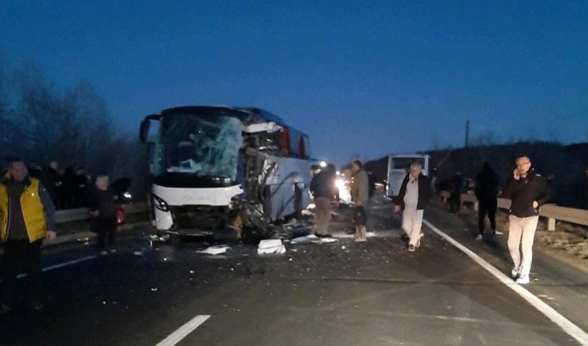 Teška prometna nesreća kod Beograda: U sudaru autobusa dvoje mrtvih i 56 ozlijeđenih