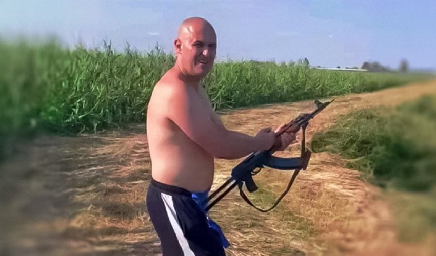 Objavljena fotografija Dabre kako stoji u polju s kalašnjikovom