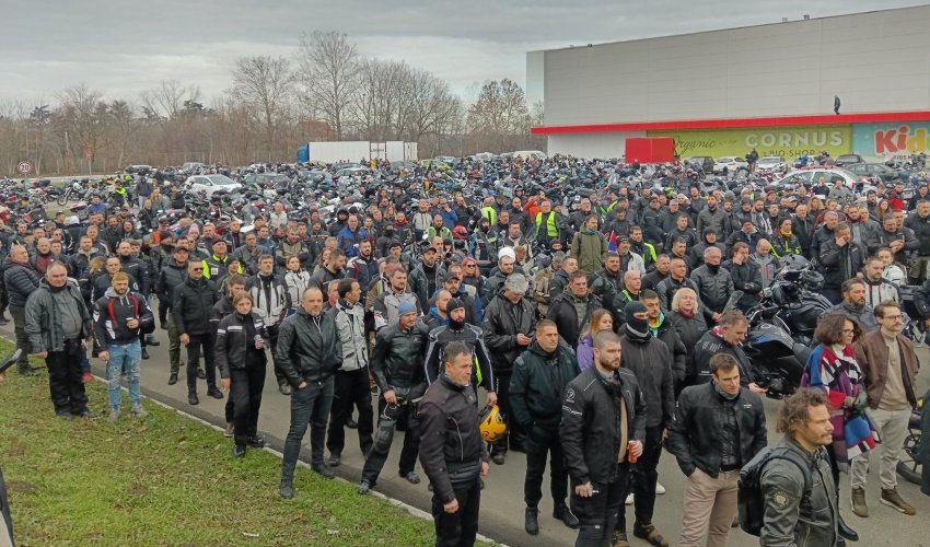 Blokada tri mosta u Novom Sadu, pristiže masa biciklista, studenata i građana