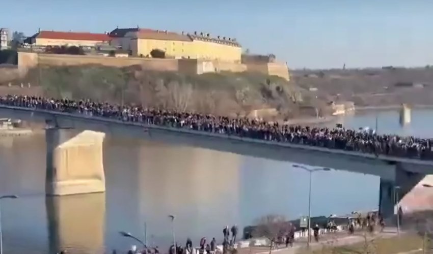 Desetine tisuća građana blokiralo mostove u Novom Sadu (VIDEO)