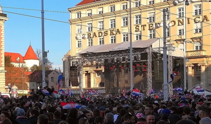 Pun Trg bana Jelačića dočekao rukometaše