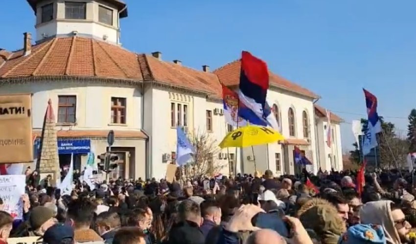 Poljoprivrednici i prosvjednici upali u zgradu Općine Bogatić zbog rasprave o prostornom planu i litiju