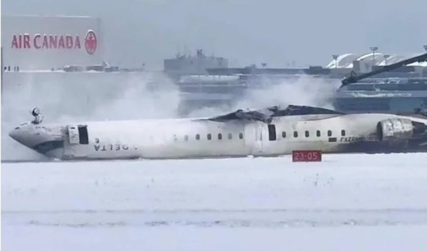 Avion se preokrenuo na pisti u Torontu, čudom izbjegnute veće žrtve (VIDEO)