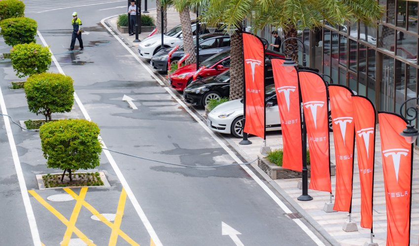 Oštar pad dionica Tesle, tržišna vrijednost ispod bilijun dolara