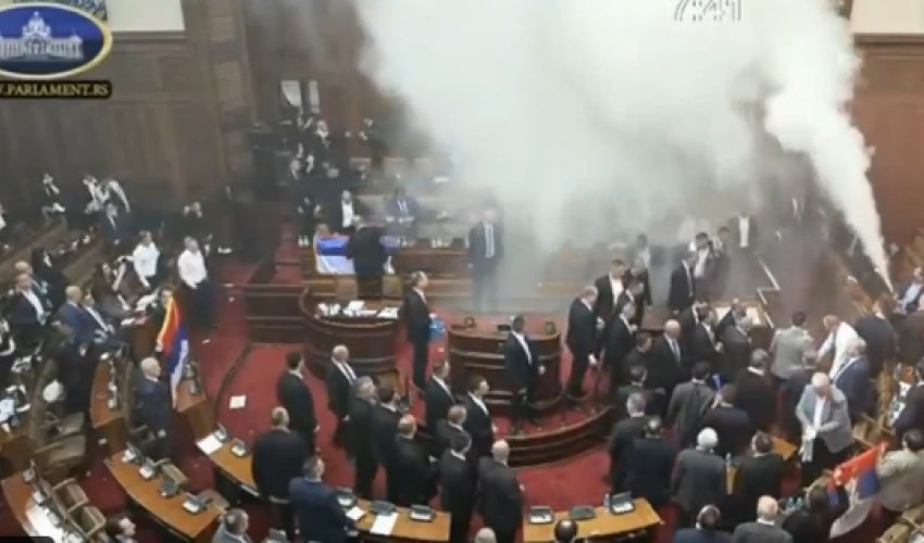 Bačene dimne bombe u Skupštini Srbije, masovna tučnjava zastupnika (VIDEO)