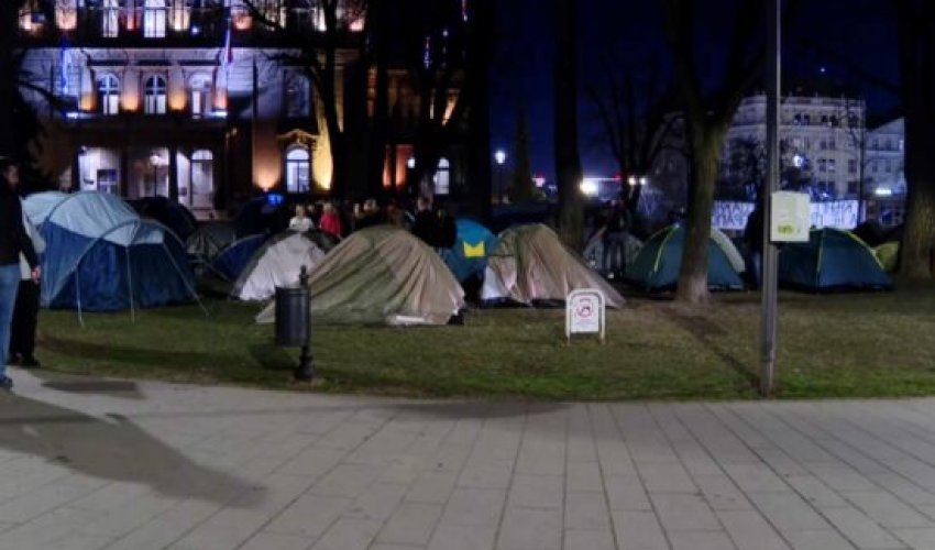 Nadrealno: Vučićevi studenti kampiraju ispred njegovog ureda (VIDEO)
