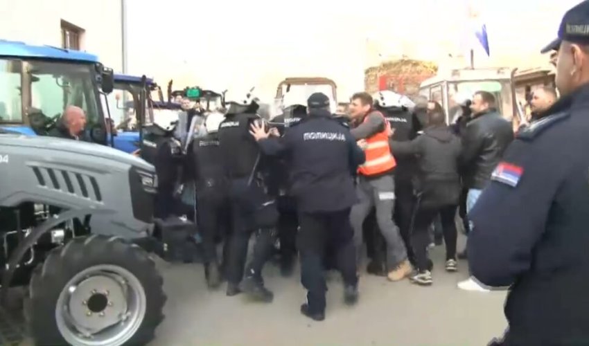 Kaos u Srbiji: Sukobili se poljoprivrednici i policija, letjela jaja