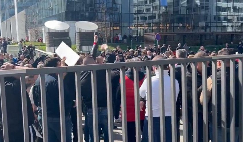 Vučićeve pristaše okupirale N1 televiziju, nikome ne daju ući u zgradu