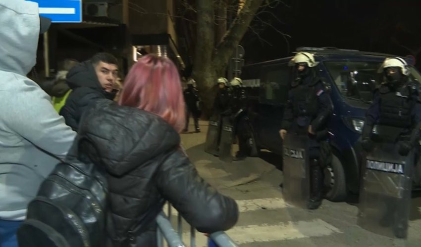 Građani Niša zasuli jajima gradonačelnika Pavlovića (VIDEO)