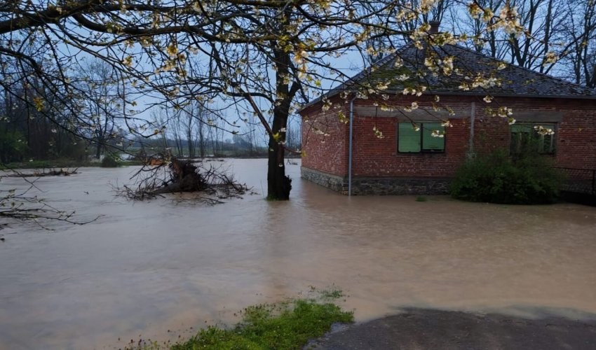 Poplava u Orahovici, čamcima evakuiraju ljude