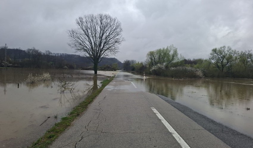 U Kostajnici najgore prošlo, vodni val ide prema Jasenovcu