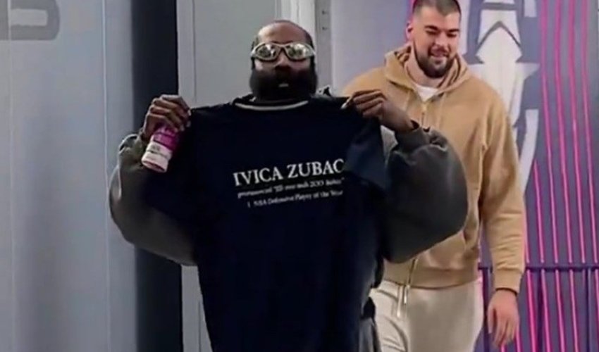 Igrači Clippersa nose majice na kojima piše Ivica Zubac