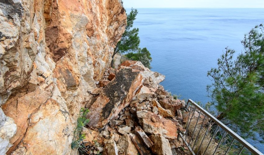 Staza do Pasjače zatrpana odronom