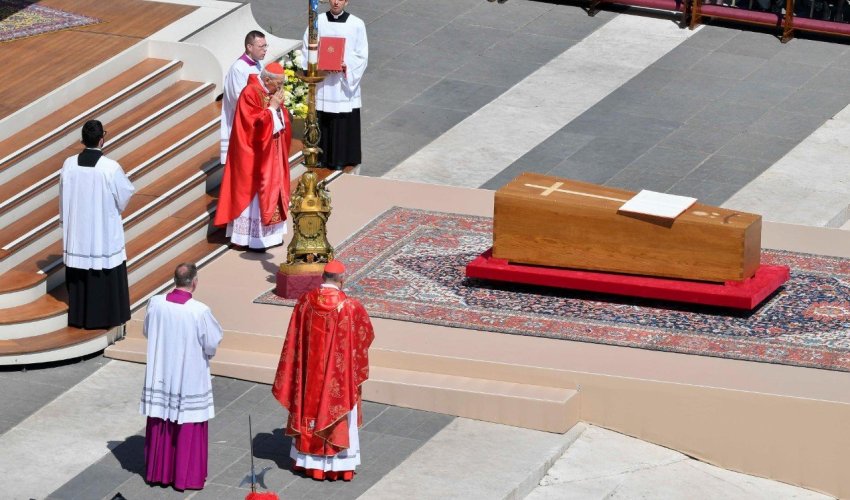 Više od 250 tisuća ljudi ispratilo papu Franju na Trgu svetog Petra