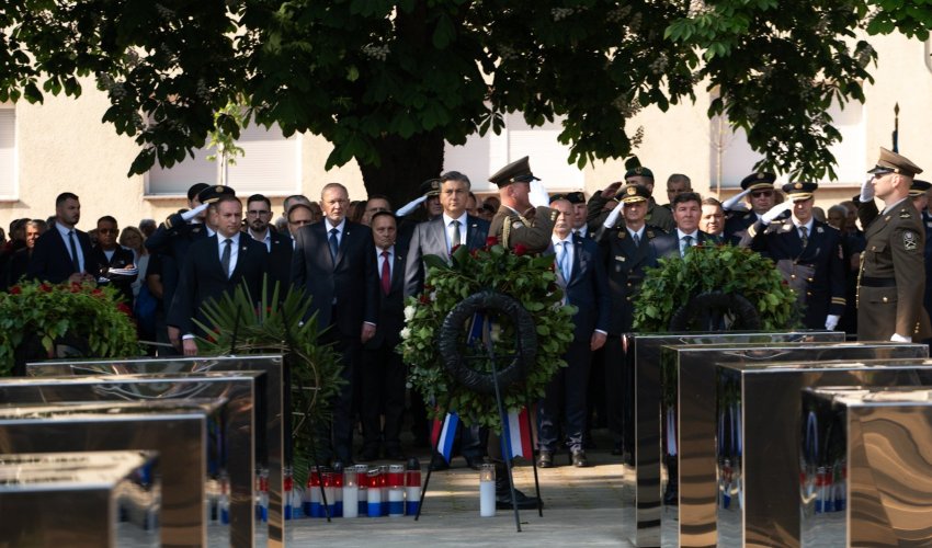 Plenković i Milanović rukovali se u Okučanima, građani zapljeskali