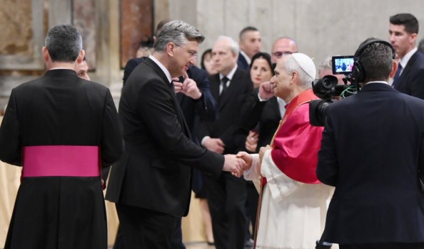Plenković pozvao Papu u Hrvatsku