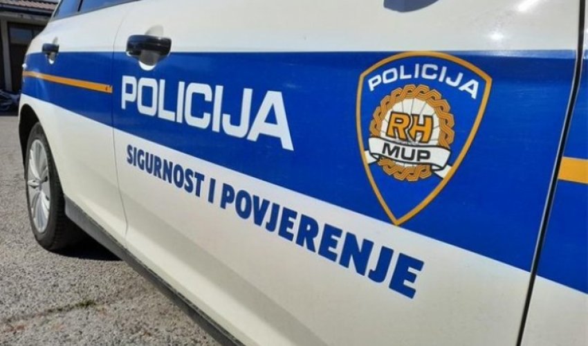 Bačena bomba na dva kafića u Prečkom, policija na terenu