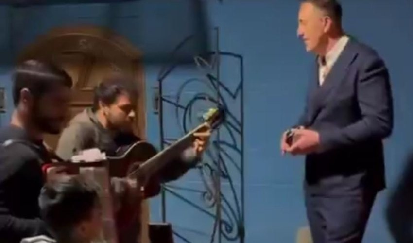Sergej Ćetković u Skadarliji zapjevao s uličnim sviračima (VIDEO)