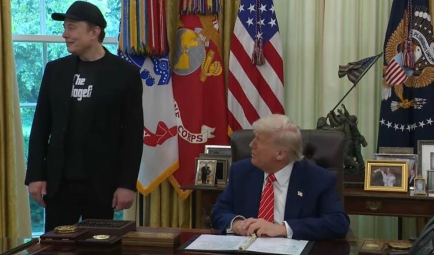 Trump i Musk posljednji put u Ovalnom uredu, milijarder je primio i poseban dar