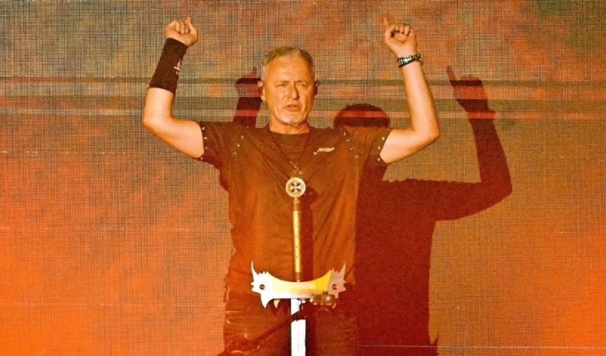 Što je Thompson poručio mladima na kraju koncerta?