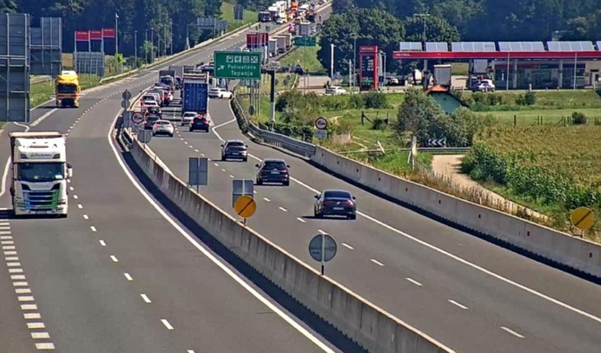Užasna nesreća u Sloveniji: Ukrajinac kombijem punim ljudi naletio na kamion