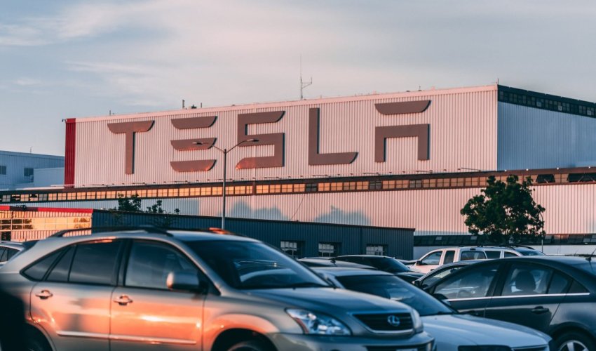 Tesla mora platiti 243 milijuna dolara odštete nakon smrtonosne nesreće s autopilotom