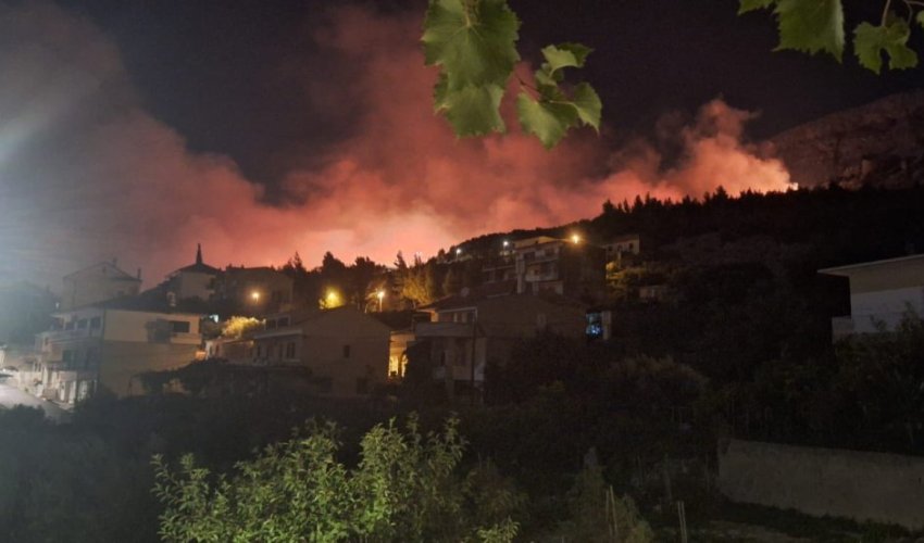 Velik požar kod Jesenica, zatvorena Jadranska magistrala