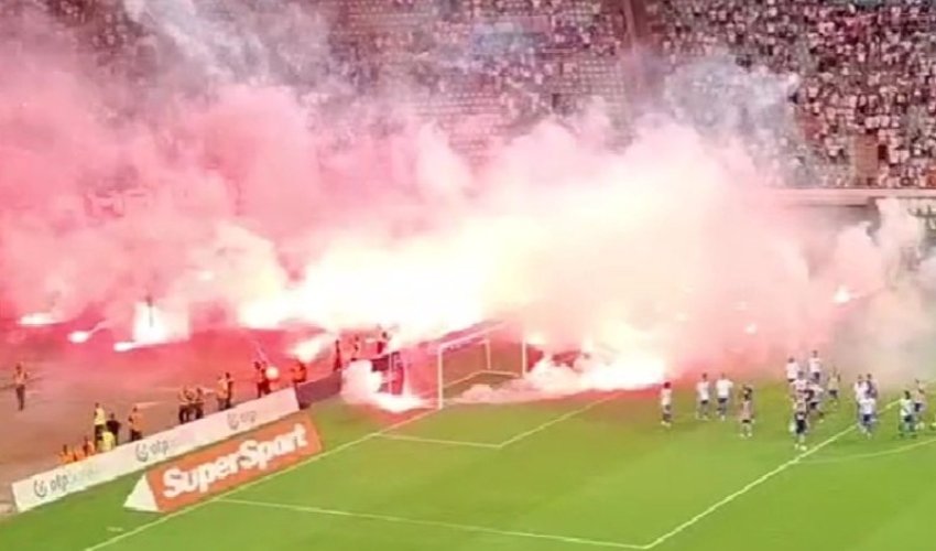 Livaja poveo igrače prema Sjeveru, Torcida ih otjerala bakljama