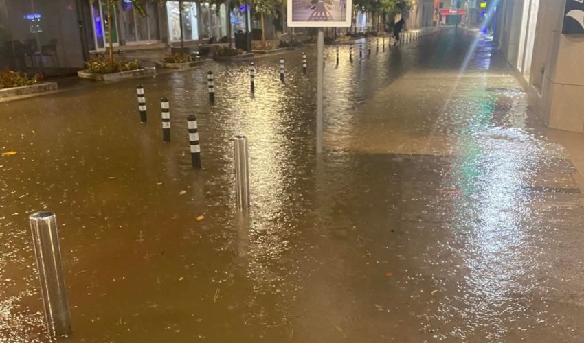 Potop u Umagu, brojni automobili zapeli u bujicama na ulicama (VIDEO)