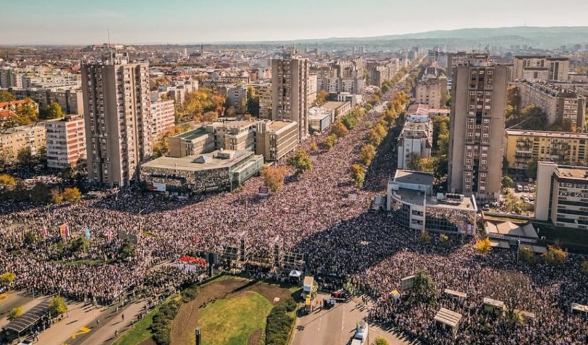 Tisuće ljudi u Novom Sadu održalo 16 minuta tišine za 16 žrtava