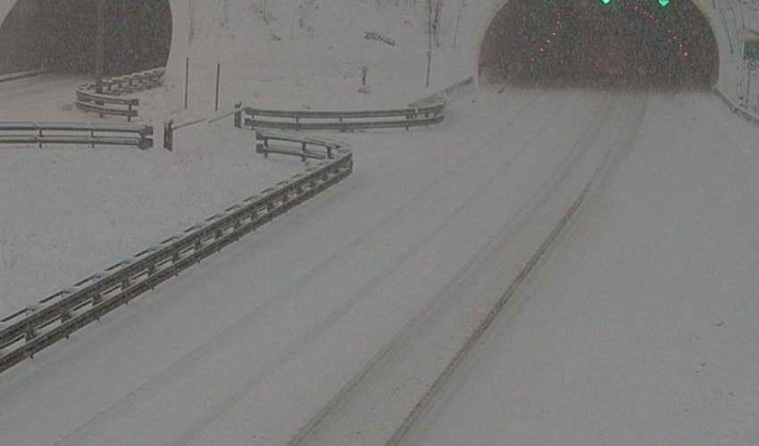 Snijeg zabijelio Hrvatsku, autocesta A1 zatvorena za sav promet