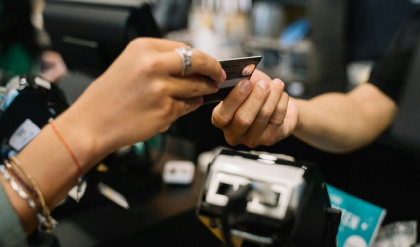 Mladi Amerikanci gomilaju dugove po kreditnim karticama