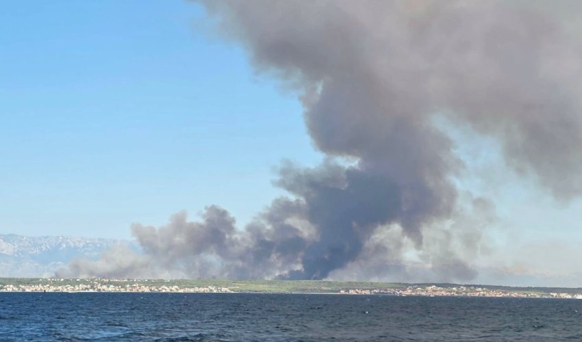 Vatrogasci obranili sve kuće na Dugom otoku, u pomoć stigli kanaderi
